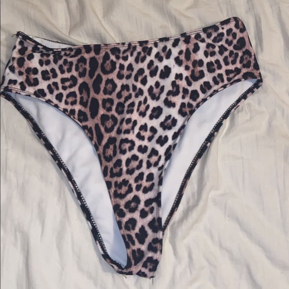 Cheeky bikini bottom